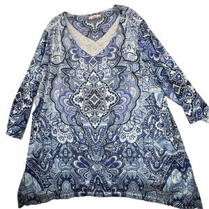 Soleillee Women's Tunic Top Size 3X Paisley Studded Accent Sharkbite Hemline‎